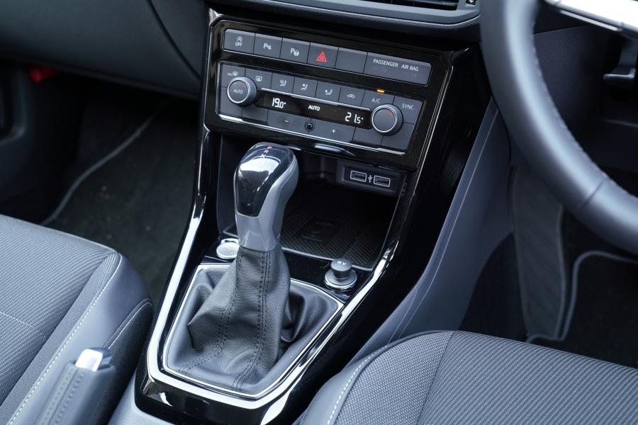 Детали интерьера Volkswagen T-Cross 2019 года  (JP) (фото 3 из 10)